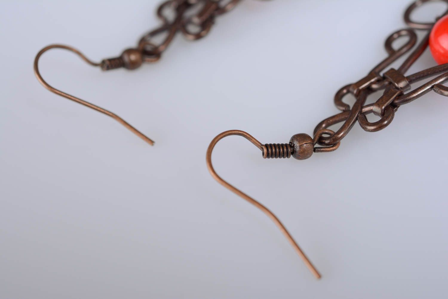 Boucles d'oreilles en cuivre faites main wire wrapping avec perles en plastique  photo 5