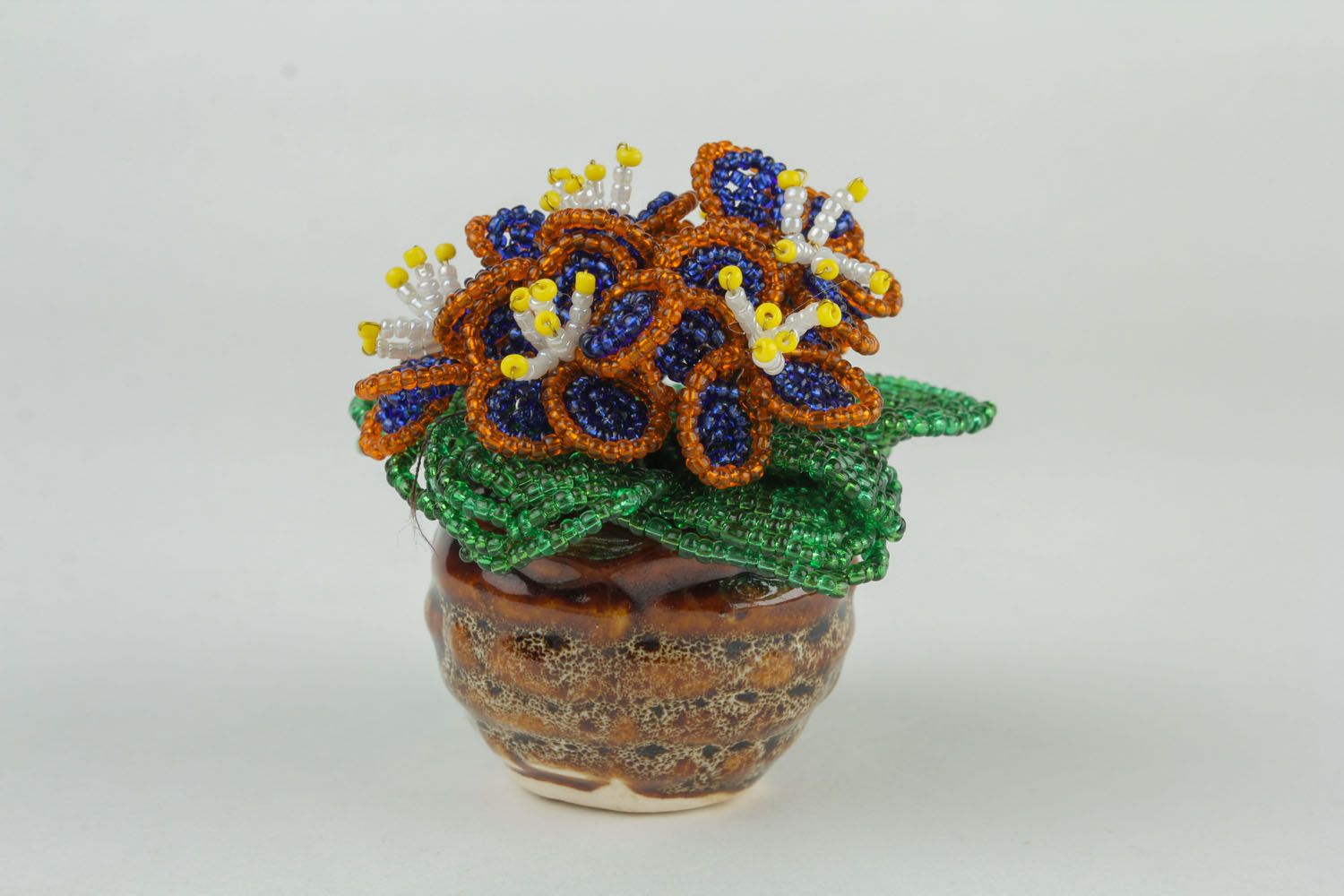 Fleurs violettes décoratives en perles de rocaille dans un pot  photo 3