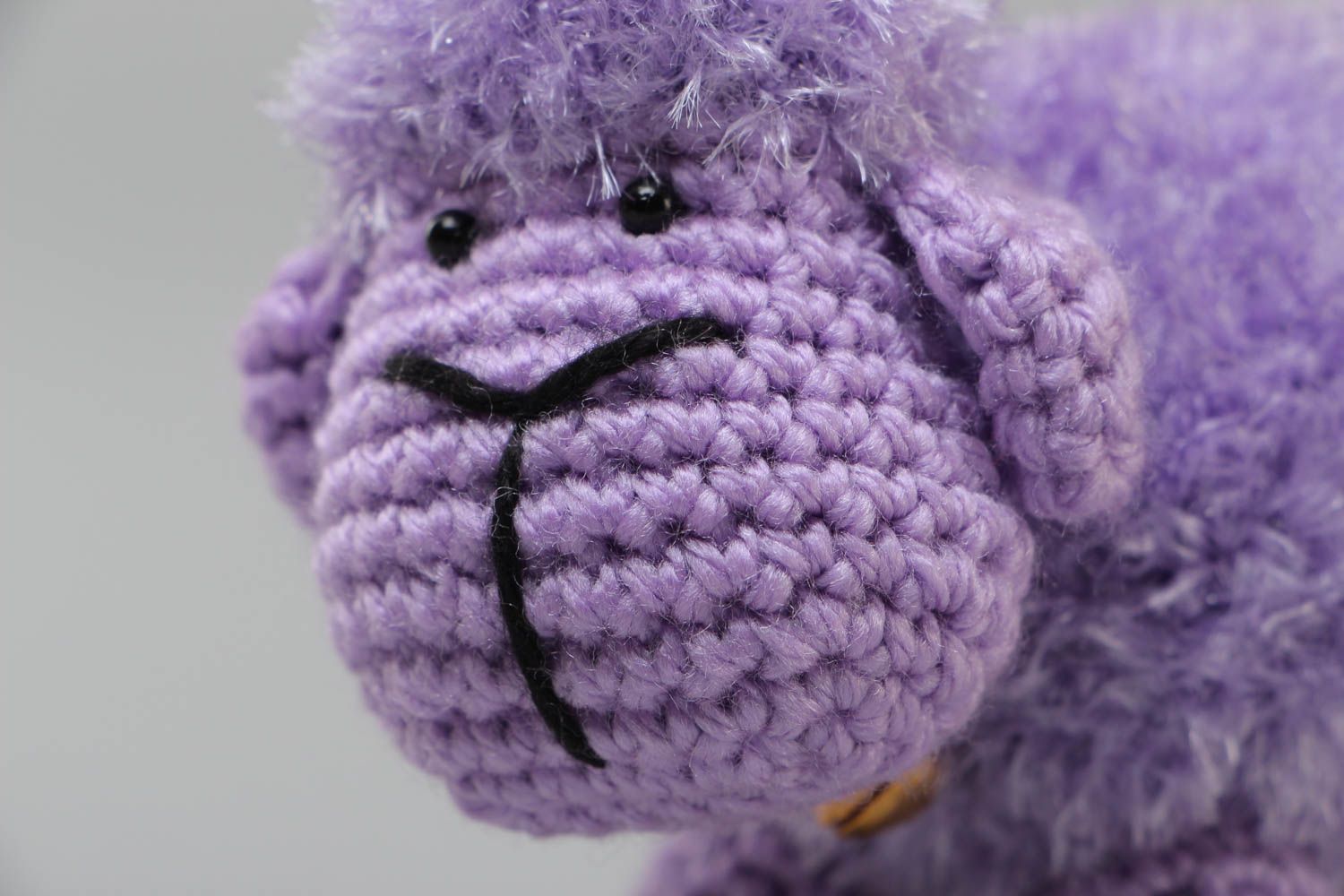 Мягкая вязаная игрушка овечка из акриловых ниток авторская фиолетовая хенд мейд фото 3