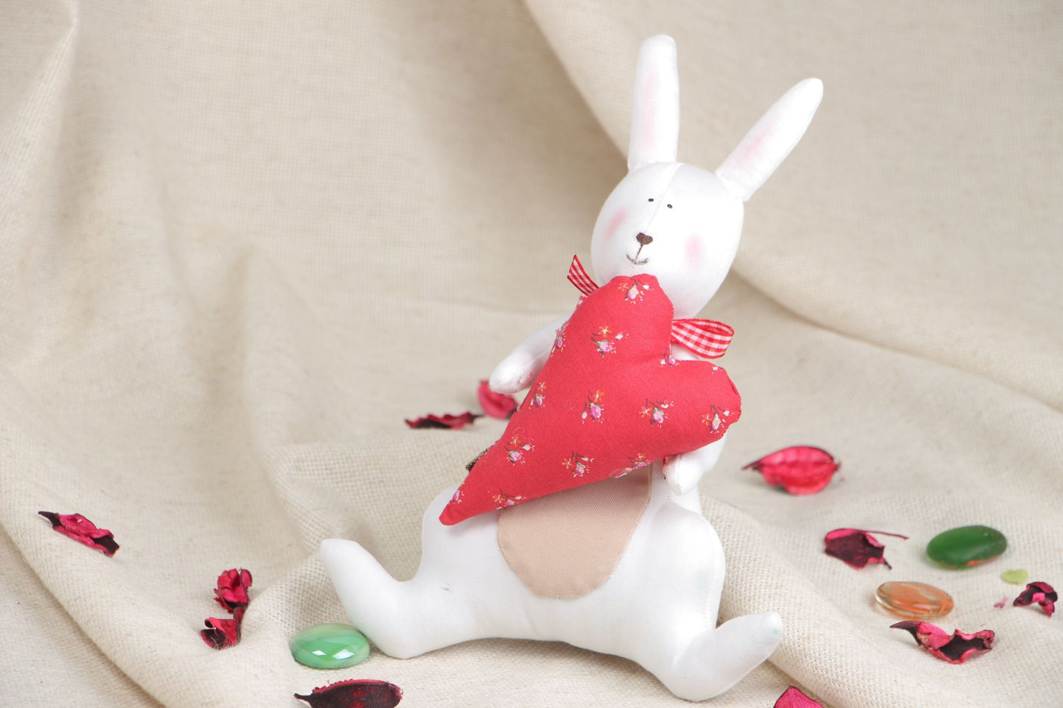 Jouet mou Lièvre en tissu de coton avec coeur rouge original fait main photo 5