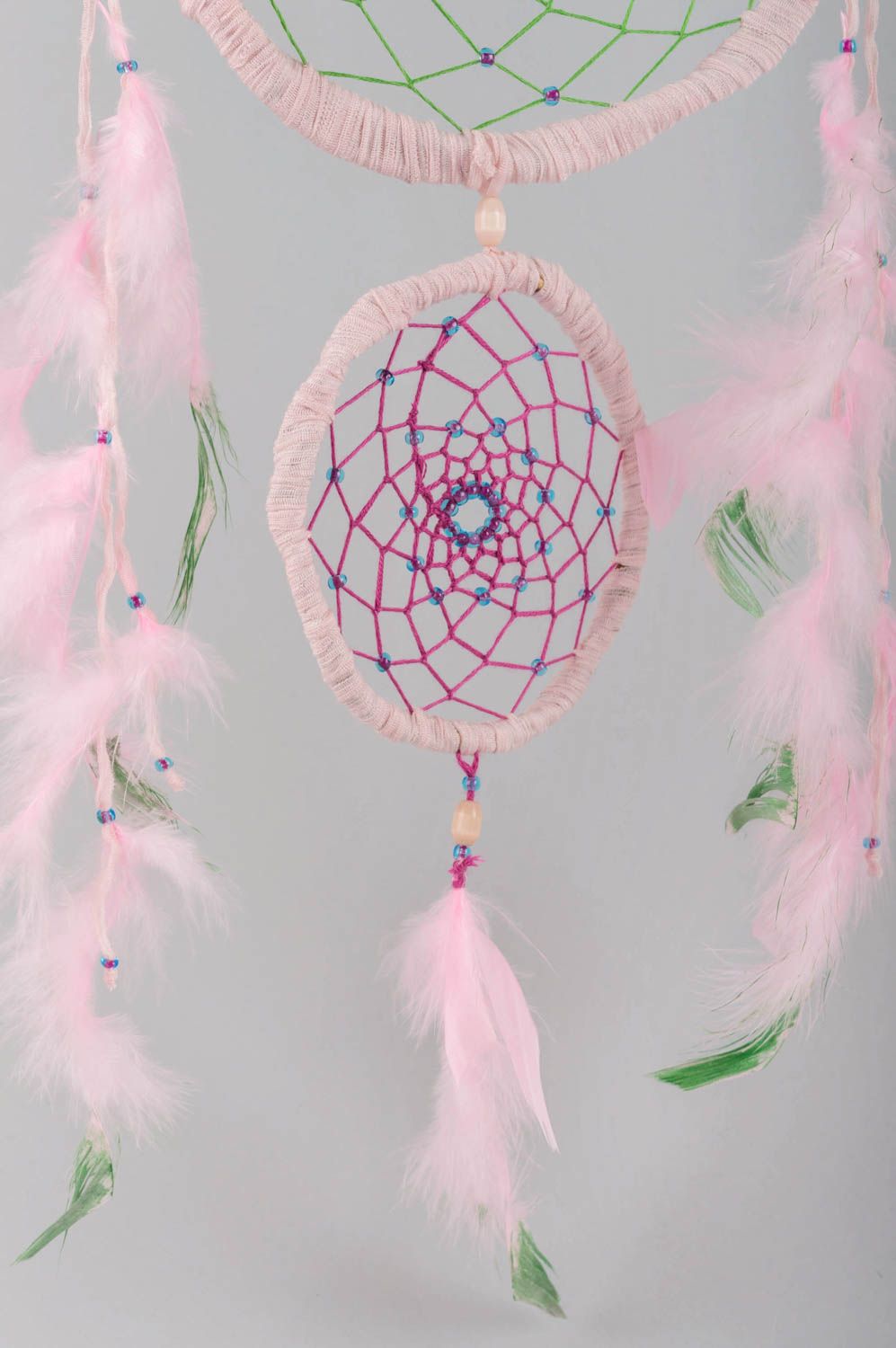 Светло розовый Ловец Снов интерьерная подвеска ручной работы двойной с перьями фото 2