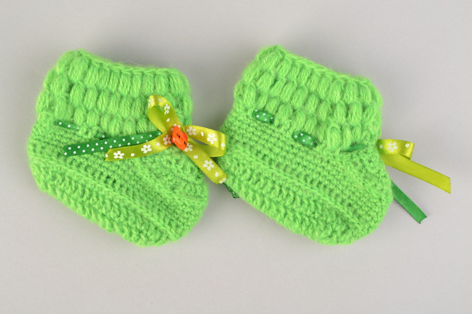 Petits chaussons tricotés pour bébé fille avec noeuds jaunes faits main verts photo 3