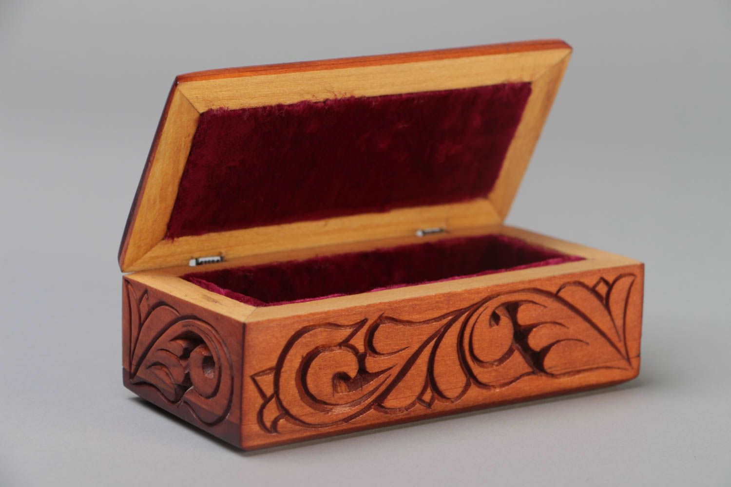 Joyero artesanal rectangular tallado de madera con ornamento  foto 3