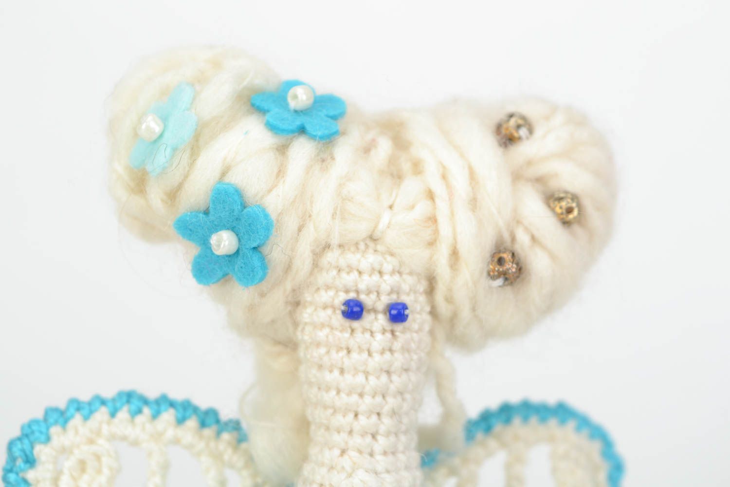 Petite poupée tricotée Ange blanc-bleu fils coton laine originale faite main photo 4
