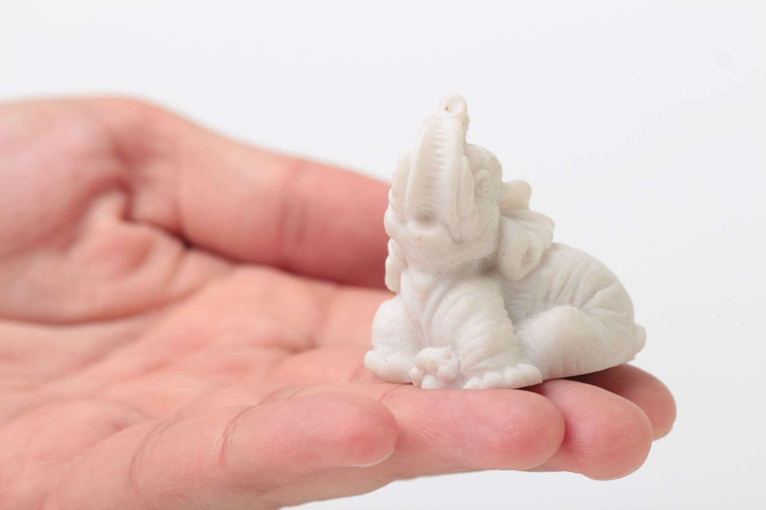 Миниатюрная статуэтка нэцкэ слон из полимерной смолы и мраморной пудрой хендмейд фото 5