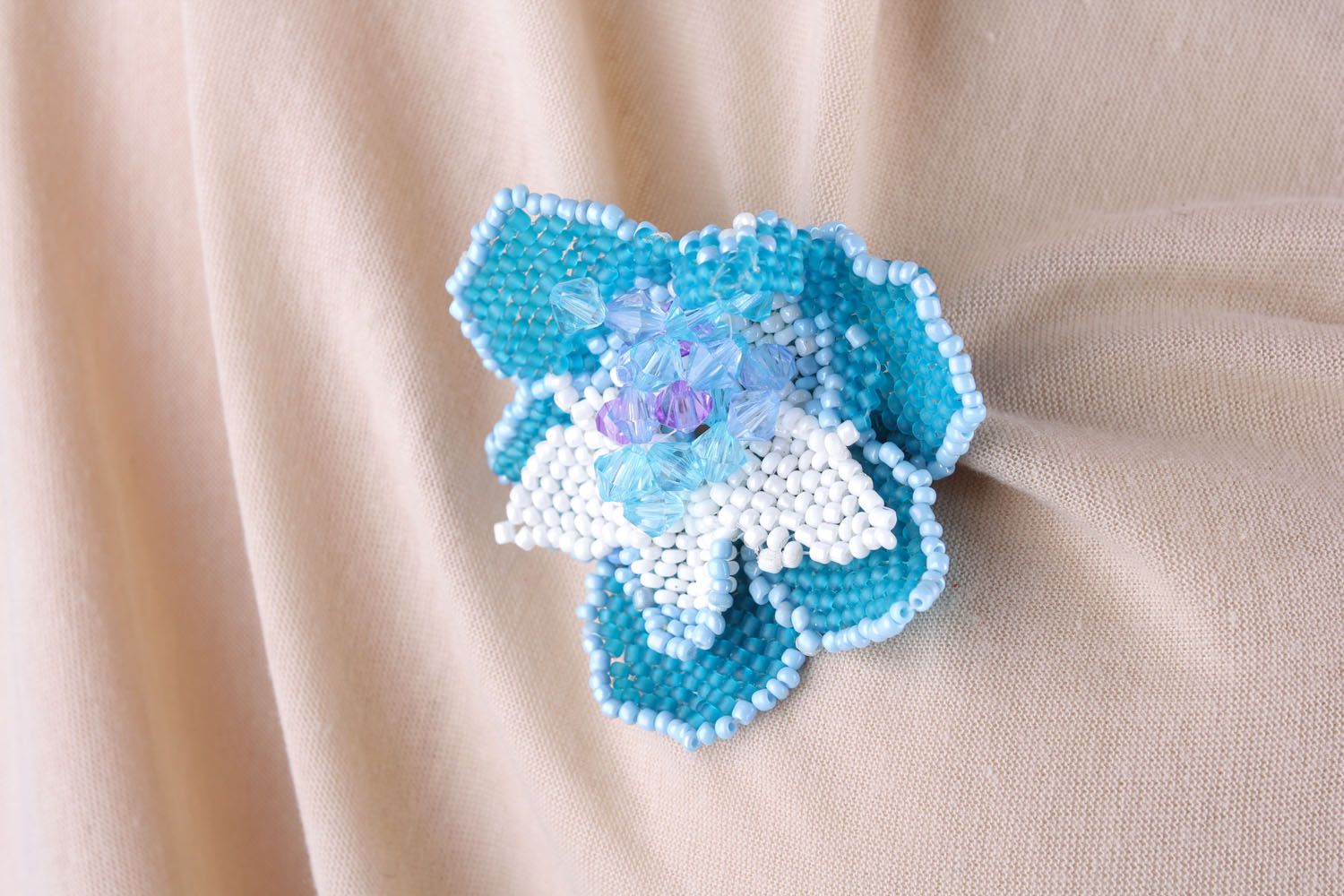 Blaue handmade Brosche aus Glasperlen Blume foto 5