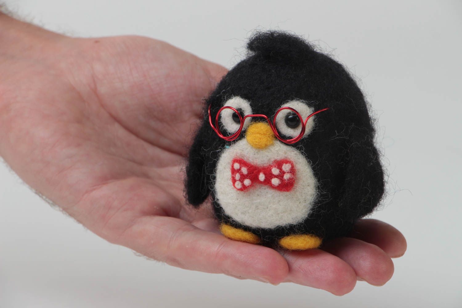 Jouet en laine feutrée fait main petit pingouin aux lunettes original déco photo 5
