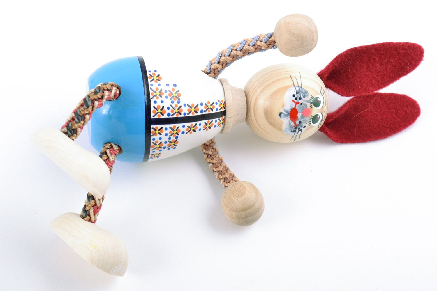 Деревянная игрушка в виде зайца ручной работы расписная для ребенка фото 5