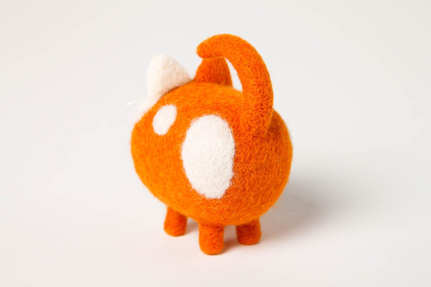 Gefilzte Figur handgefertigt Katze Spielzeug originelles Geschenk orange weiß foto 3