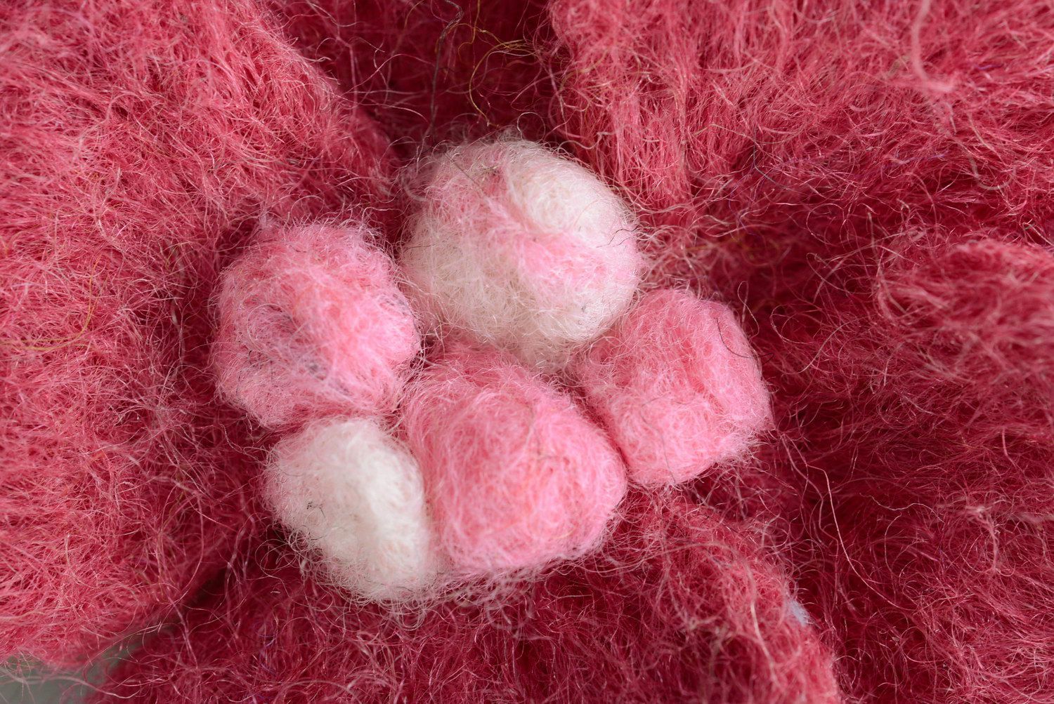 Broche feito de lã Flor em cor rosa foto 2