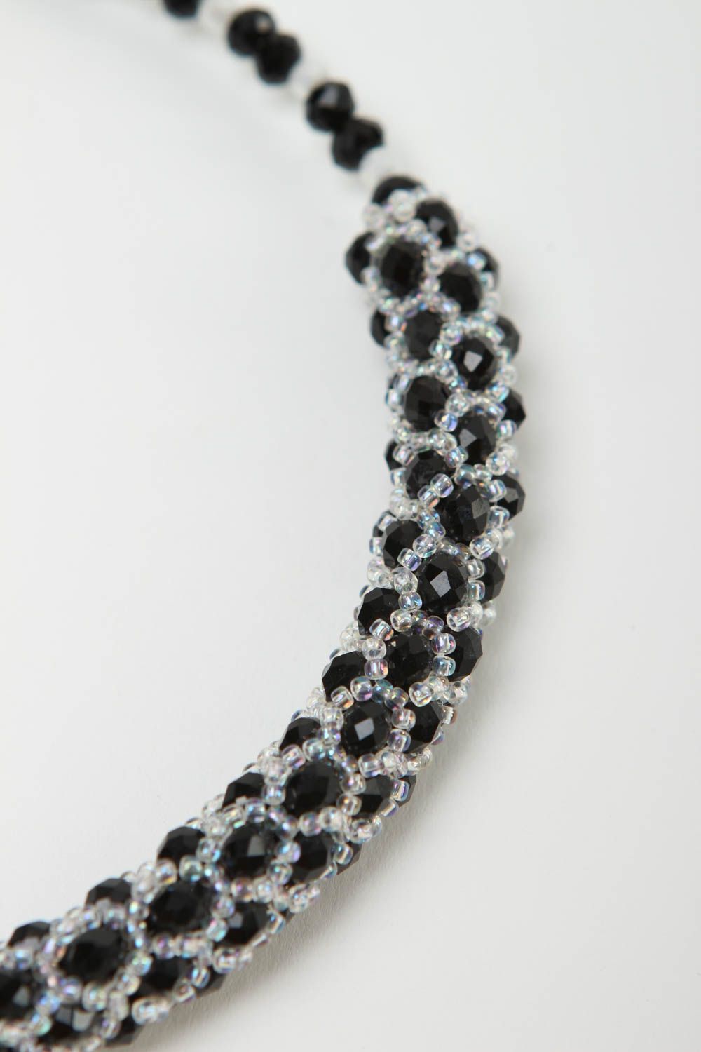 Колье из бисера украшение ручной работы ожерелье из бисера с элементами жгута фото 3