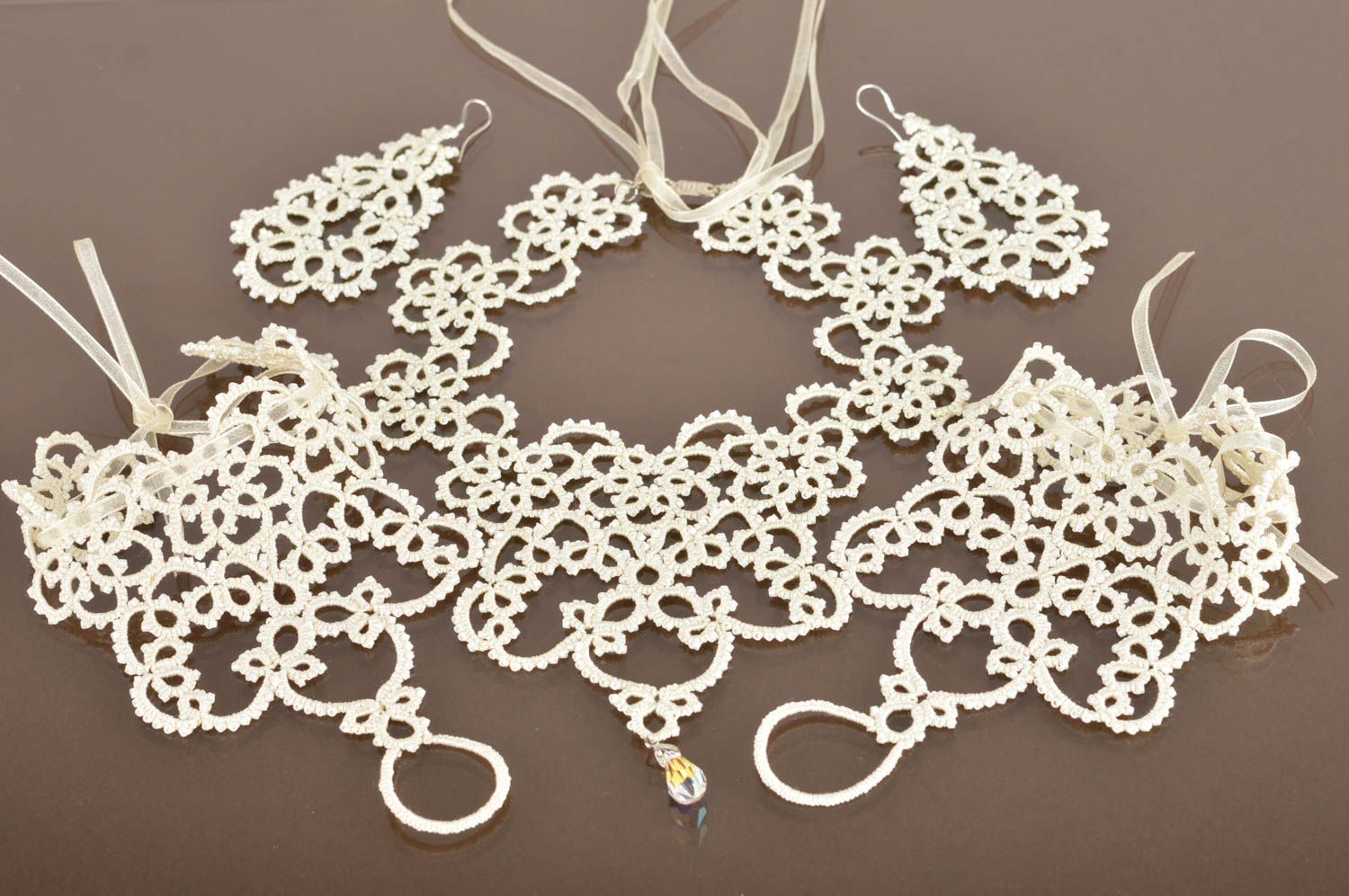 Mitones collar y pendientes artesanales blancos para novia en técnica frivolité foto 1
