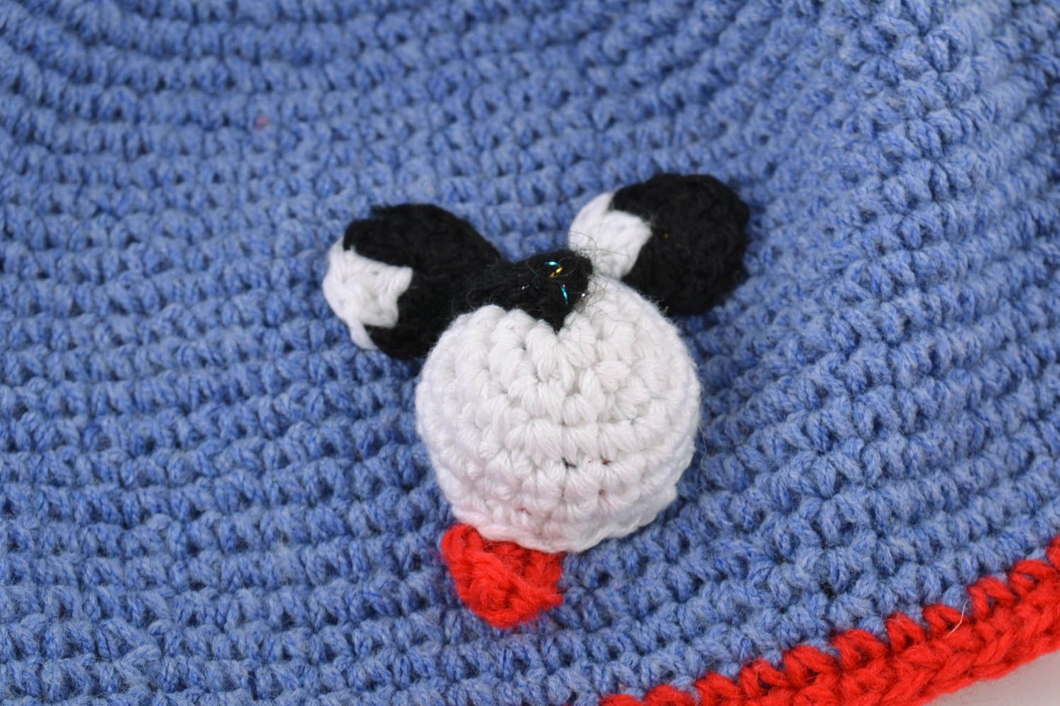 Шапка в виде мишки голубая с красным вязаная из натурального хлопка хэнж мейд фото 3