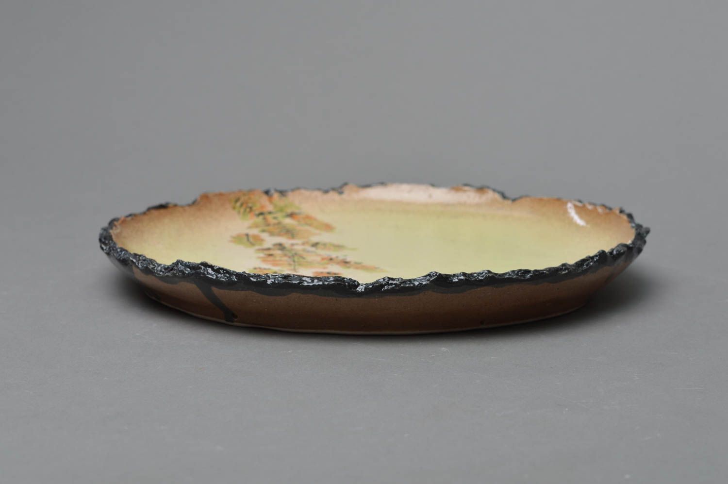 Joli plat de porcelaine avec peinture à glaçure rond fait main vaisselle photo 1