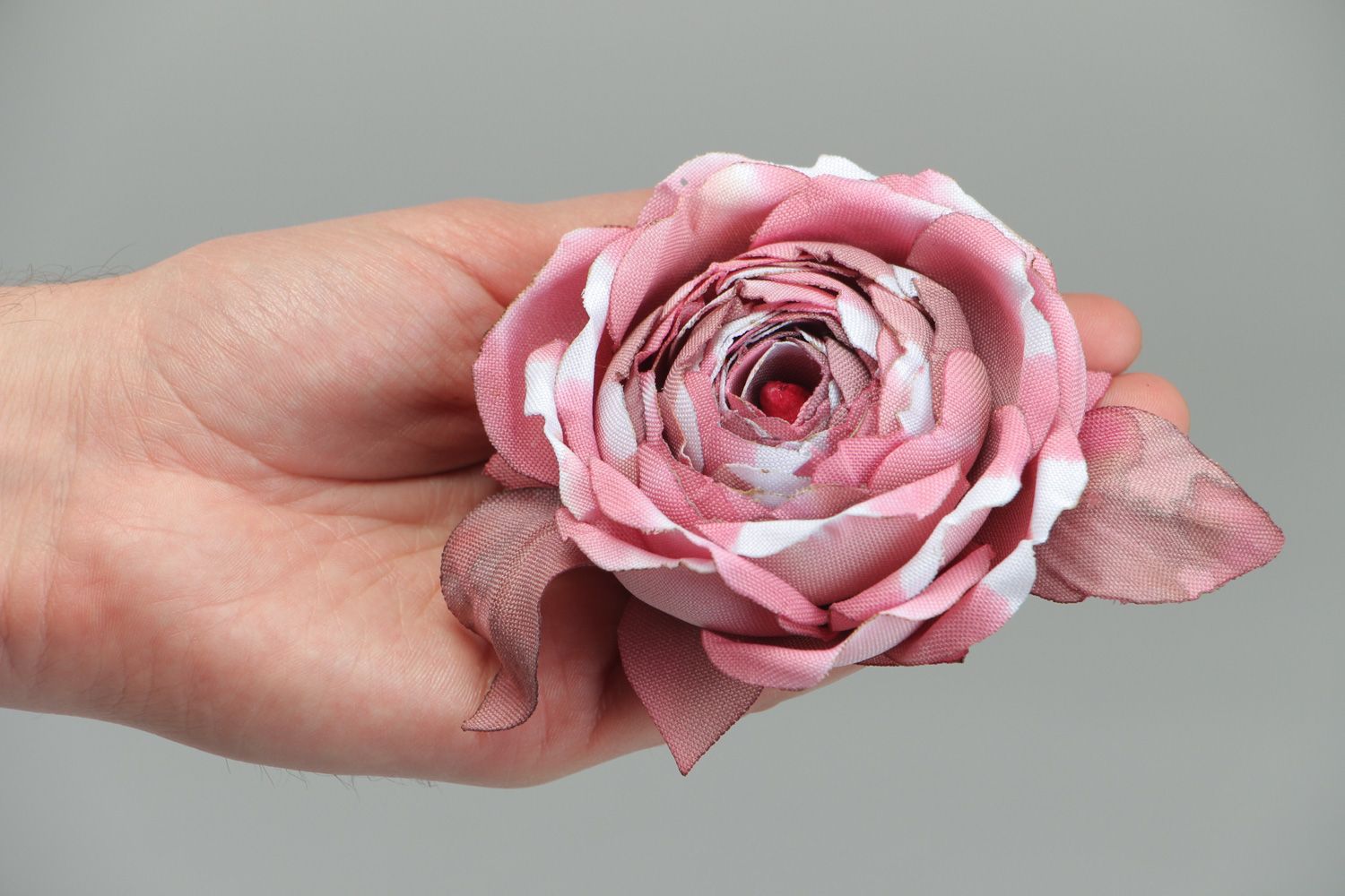 Handgemachte romantische elegante Brosche Rose aus Gabardine in Batik Technik  foto 4