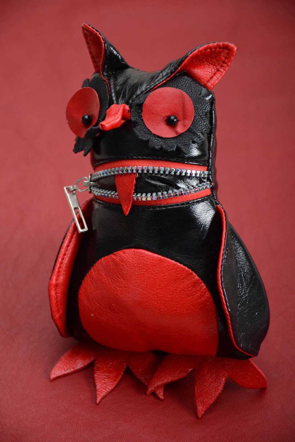 Hibou décoratif en cuir Jouet fait main rouge noir extravagant Déco maison photo 1