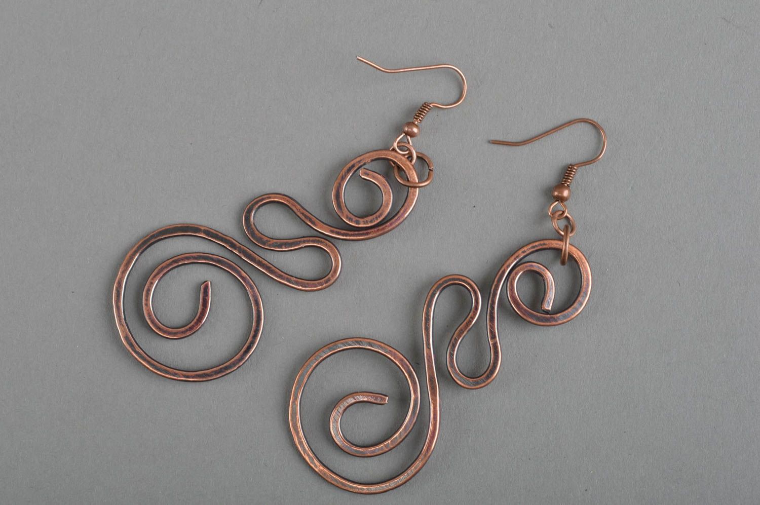 Boucles d'oreilles torsadées en cuivre faites main pendantes longues originales photo 3