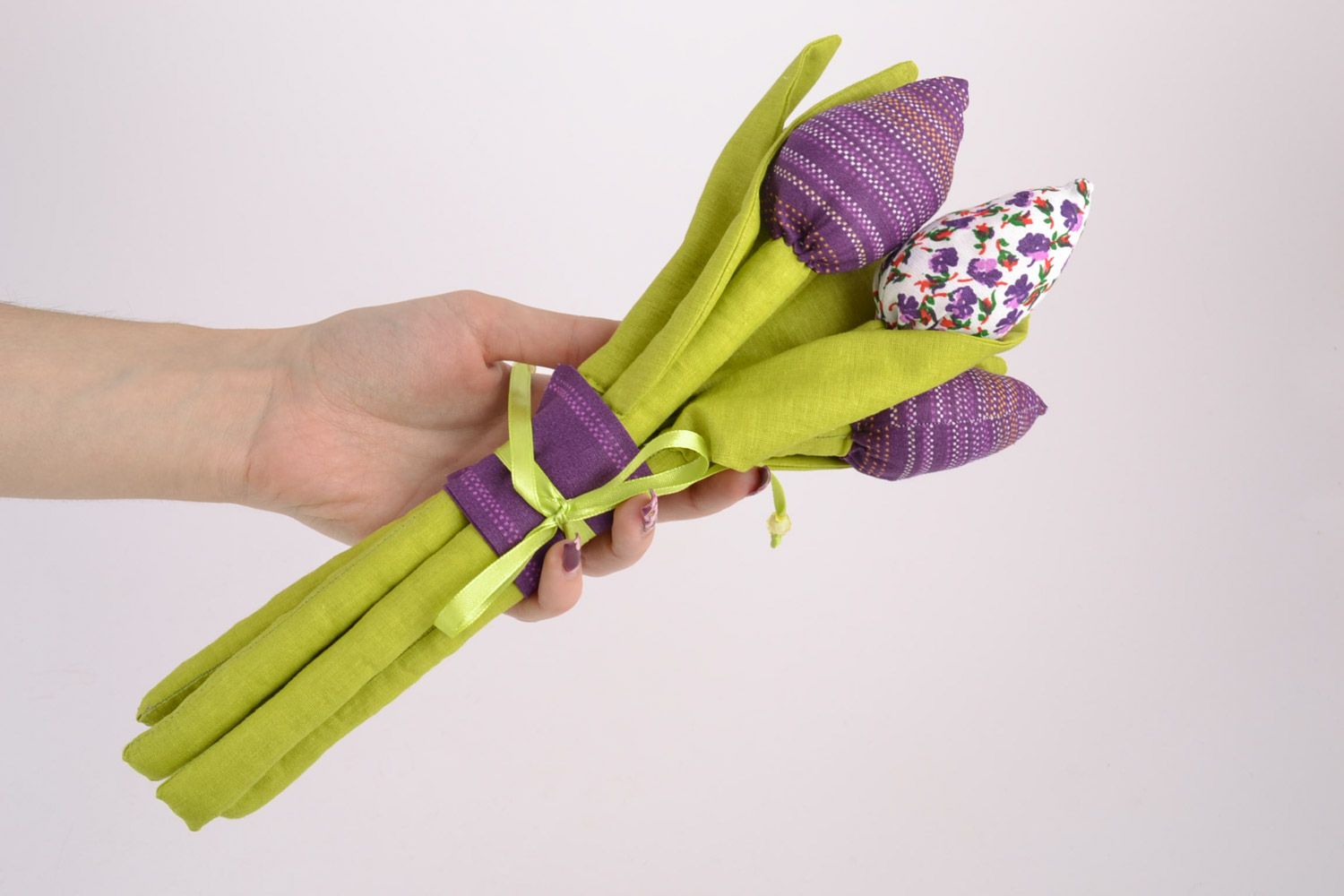 Ramo de flores de tela de tulipanes hecho a mano 5 piezas de color violeta foto 5