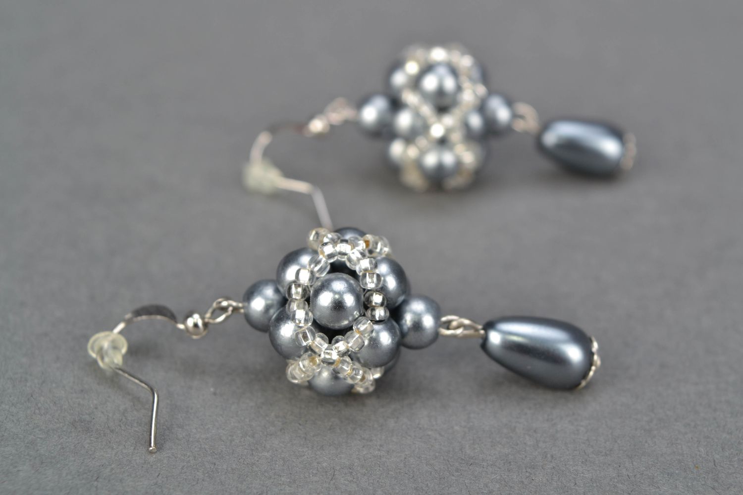 Graue Ohrringe aus Perlen und Glasperlen foto 4