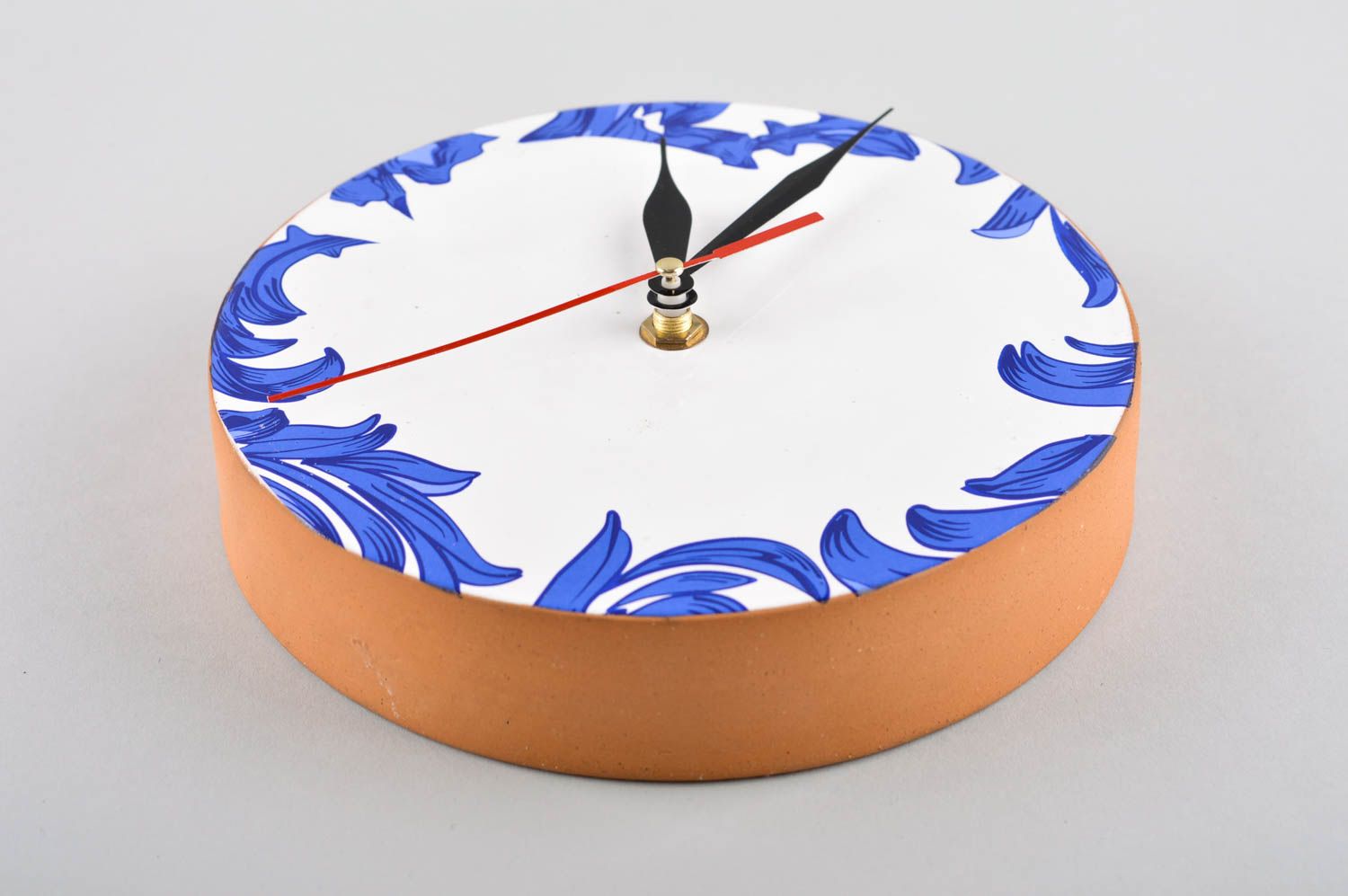 Horloge céramique fait main Horloge ronde blanc-bleu Décoration maison photo 3