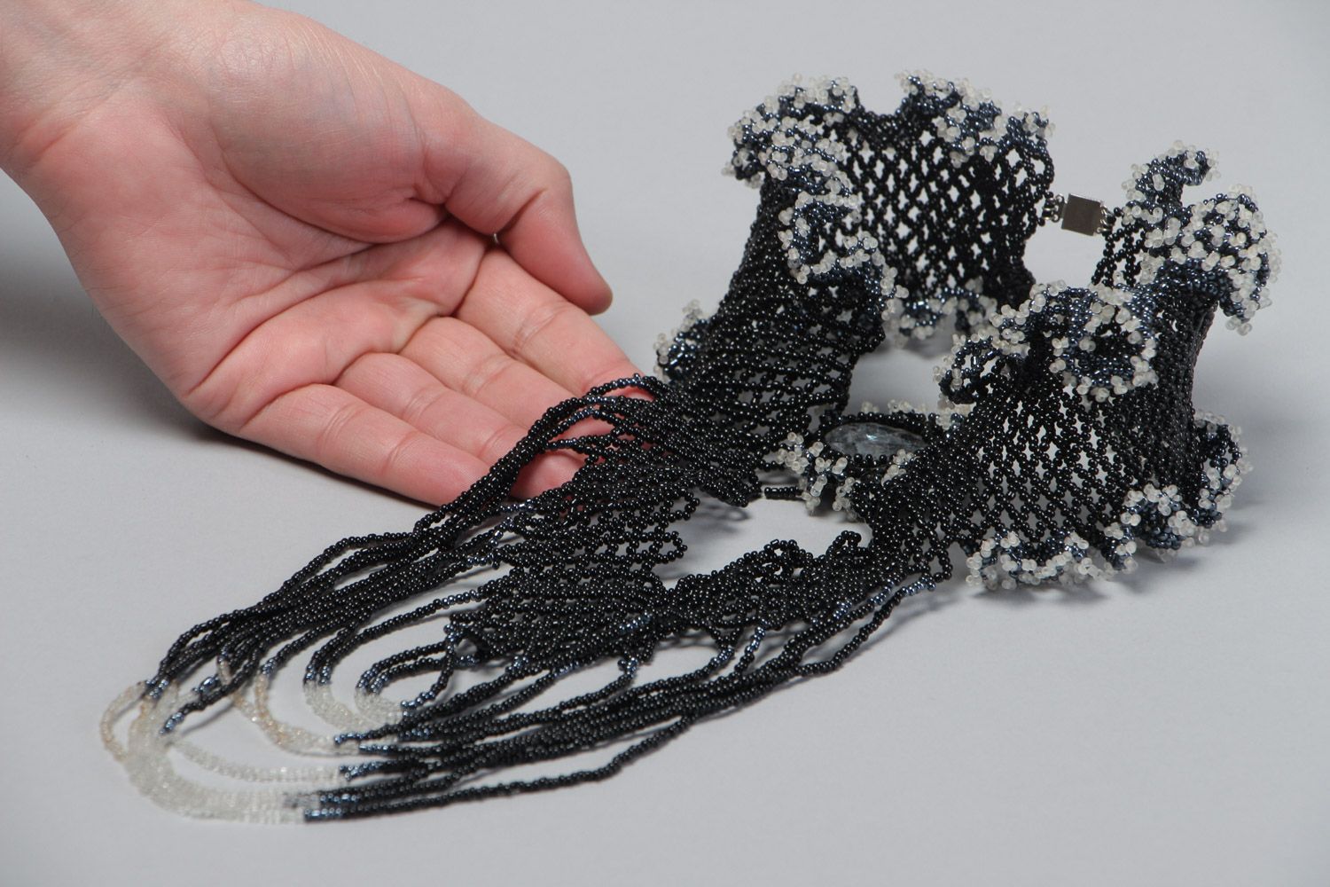 Handgemachtes elegantes schwarzes Collier aus Glasperlen mit Labradorit handmade  foto 5