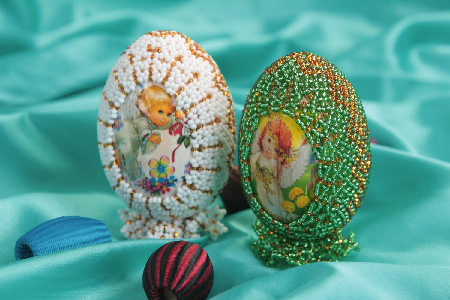 Декоративные яйца из бисера на подставках зеленое и белое набор 2 шт хэнд мейд фото 1