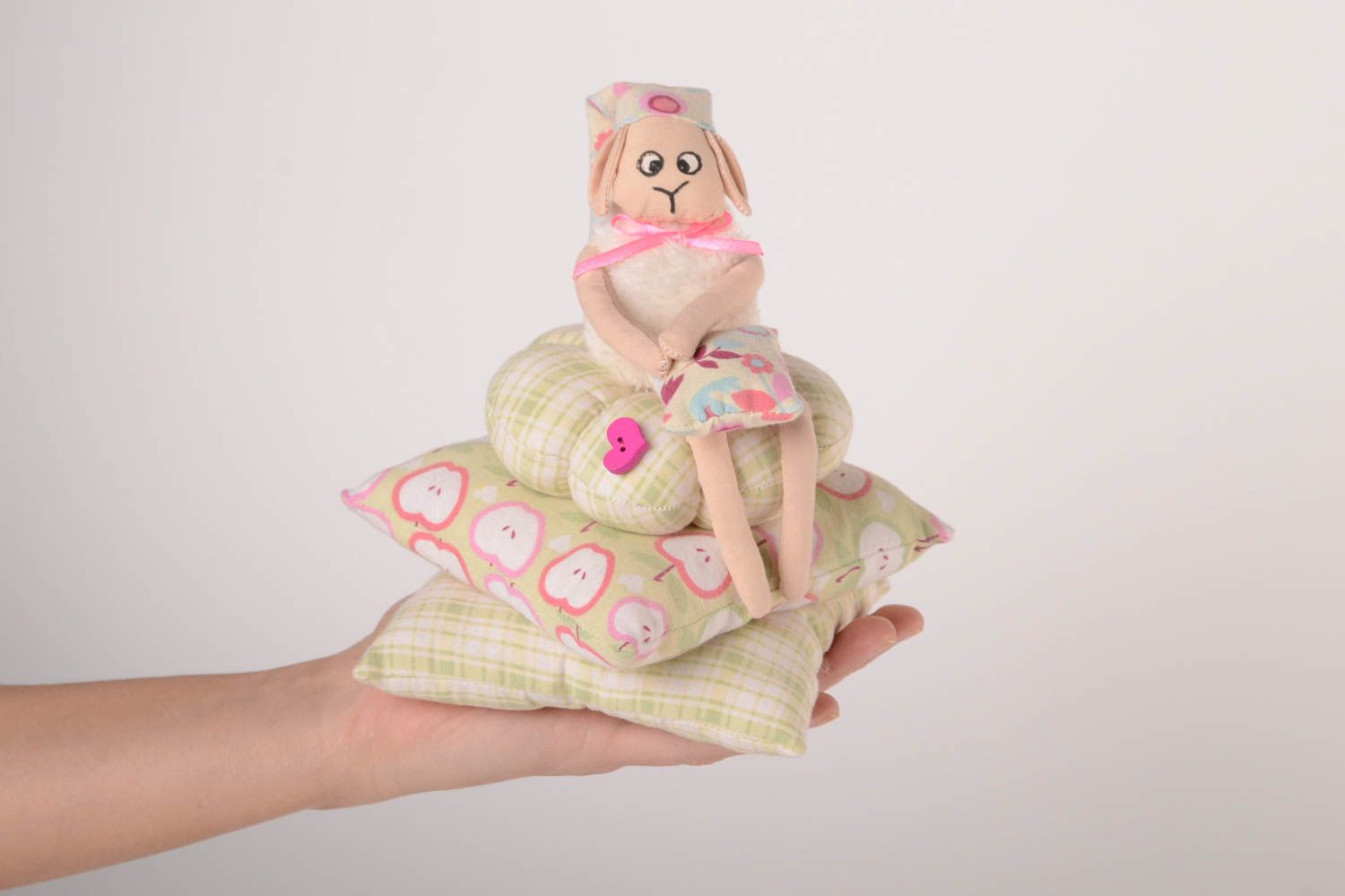 Schönes Plüsch Schaf auf Kissen handmade Stoff Kuscheltier Geschenk für Kinder  foto 2