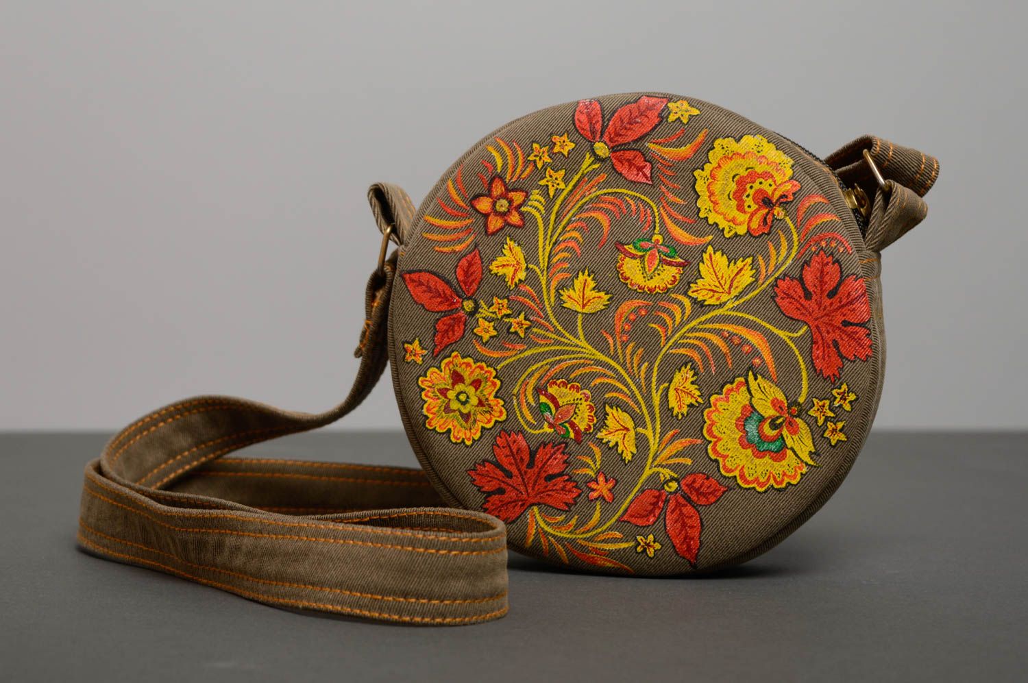 Round bag with long strap and painting photo 1