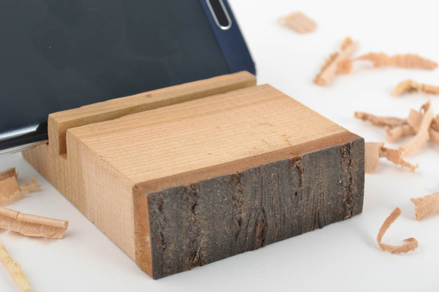 Подставка для мобильного телефона деревянная коричневая стильная ручной работы фото 1