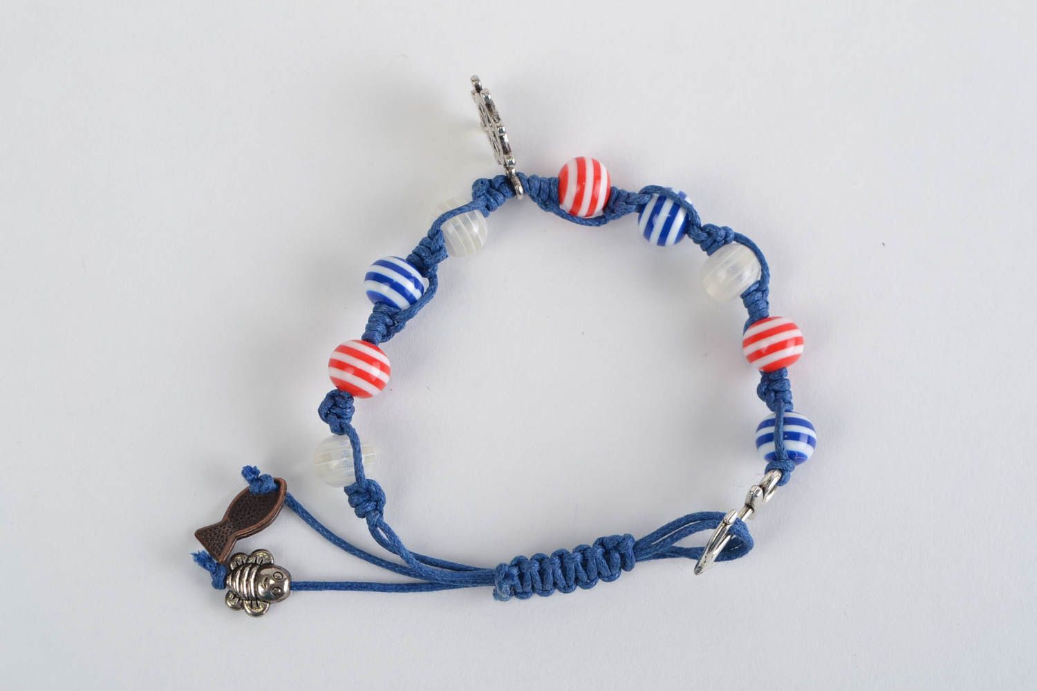 Тонкий браслет из вощеного шнурка и бусин плетеный в технике макраме хэнд мэйд фото 3