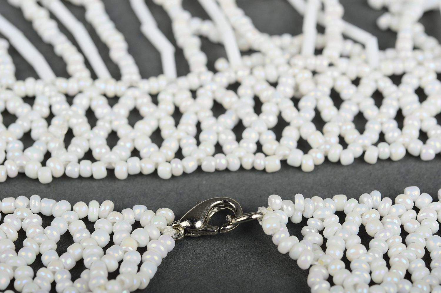 Ожерелье из бисера украшение ручной работы колье из бисера белое красивое фото 5