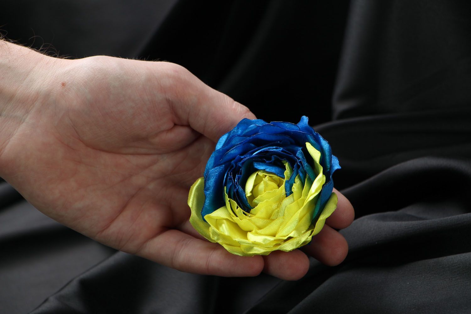 Gelb-blaue Textilblume Brosche foto 4