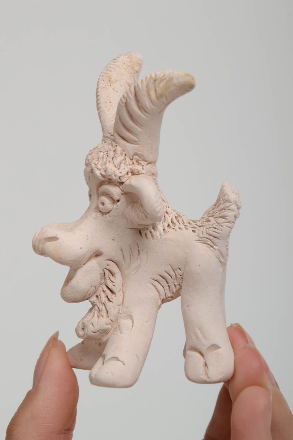Глиняная фигурка в виде белого козленка ручной работы авторская для декора дома фото 5