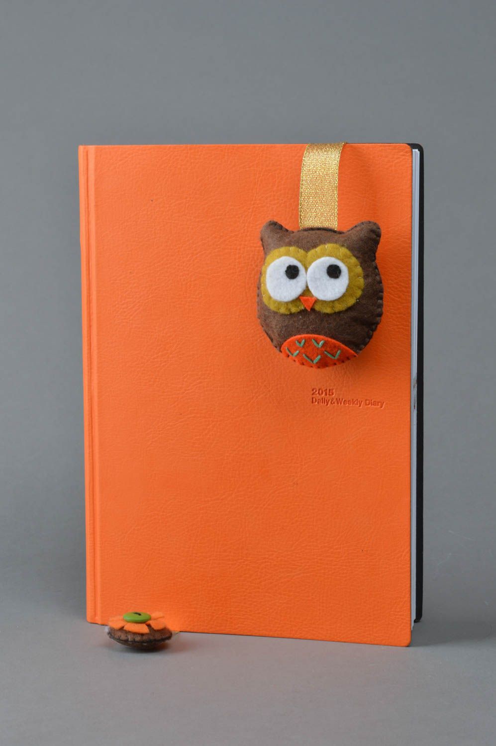Красивая игрушка-закладка для книг сова из фетра ручной работы с вышивкой фото 2