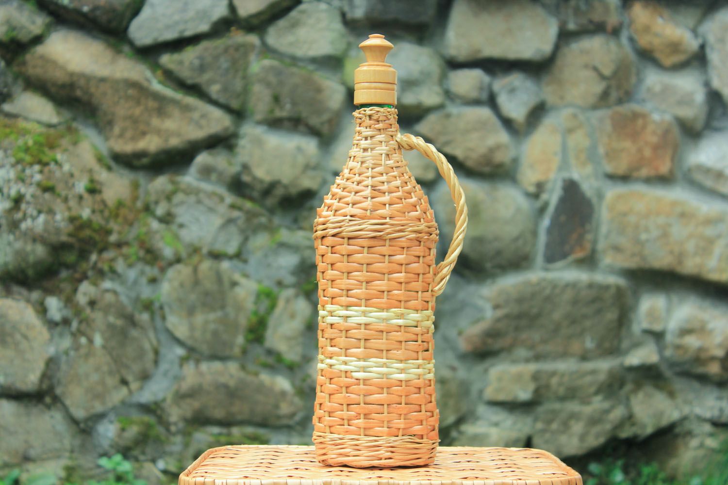 Декоративная плетеная бутылка фото 1