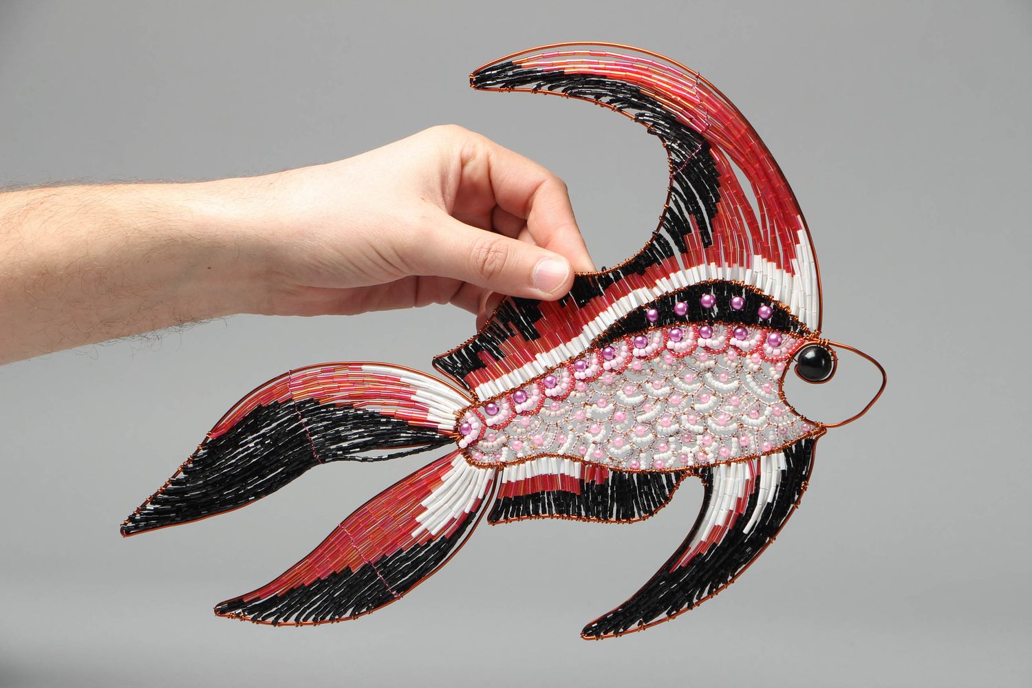 Elemento decorativo hecho a mano de abalorios con forma de pez original  foto 4