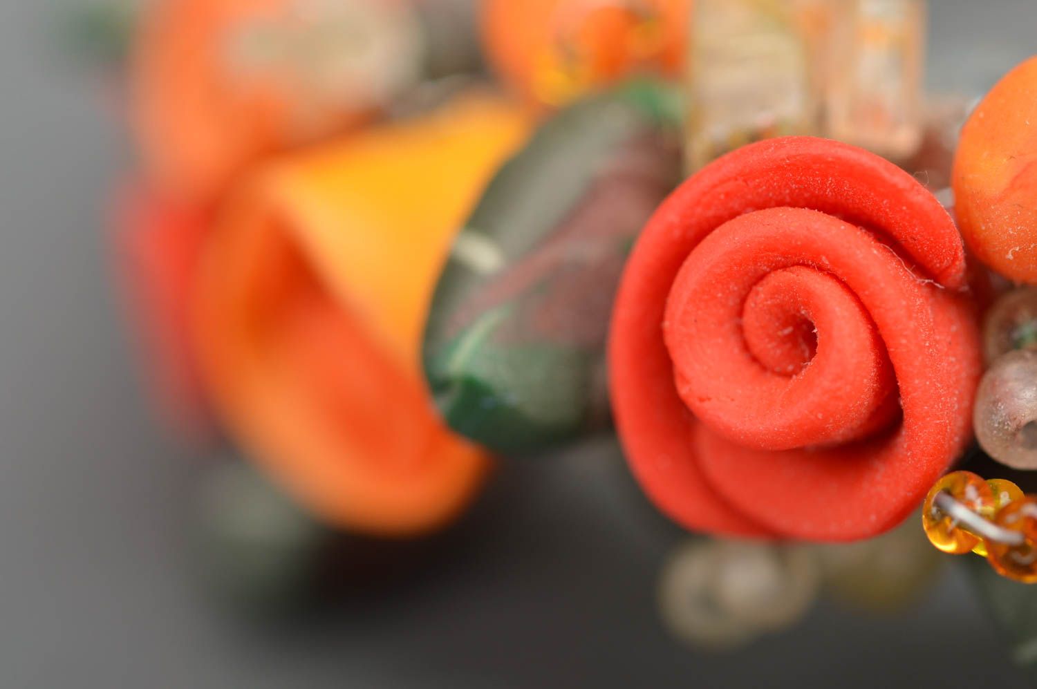 Красивый оранжевый браслет на руку с бисером и цветами из полимерной глины фото 3