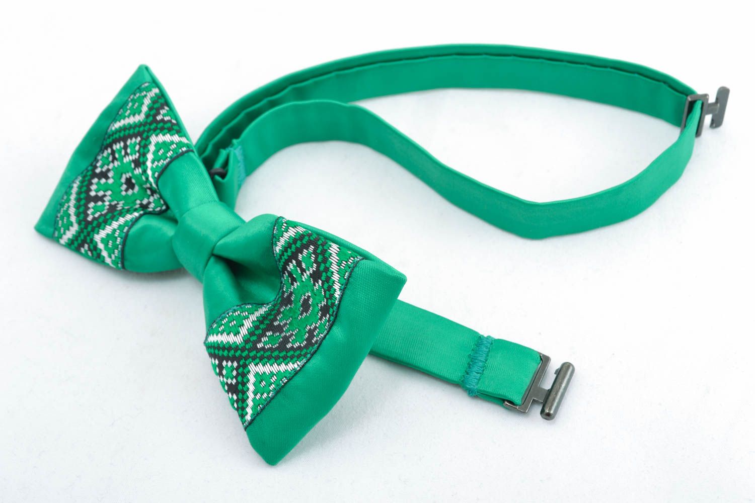 Embroidered green bow tie photo 1