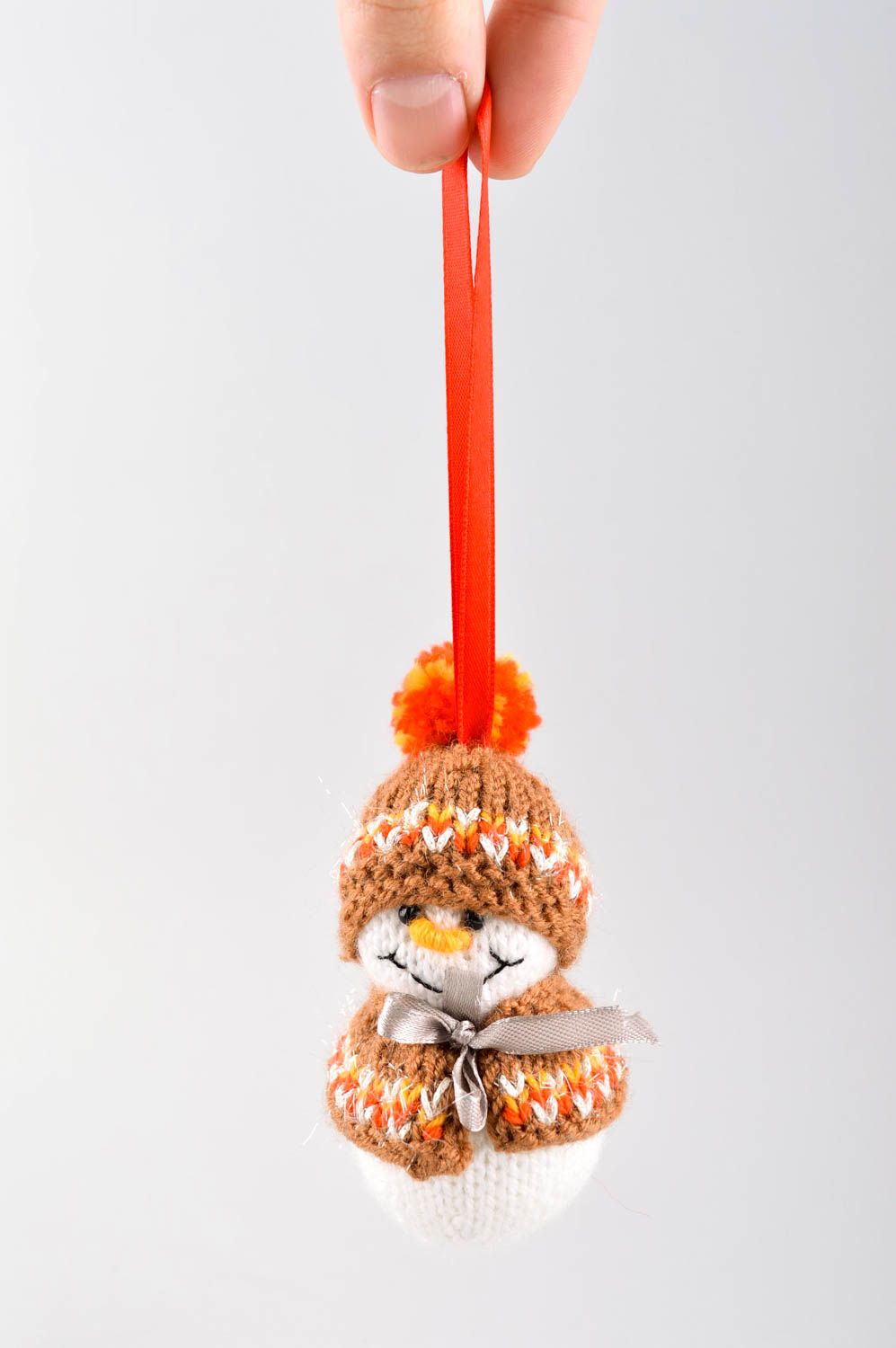 Елочная игрушка ручной работы декоративная подвеска снеговик игрушка крючком фото 5