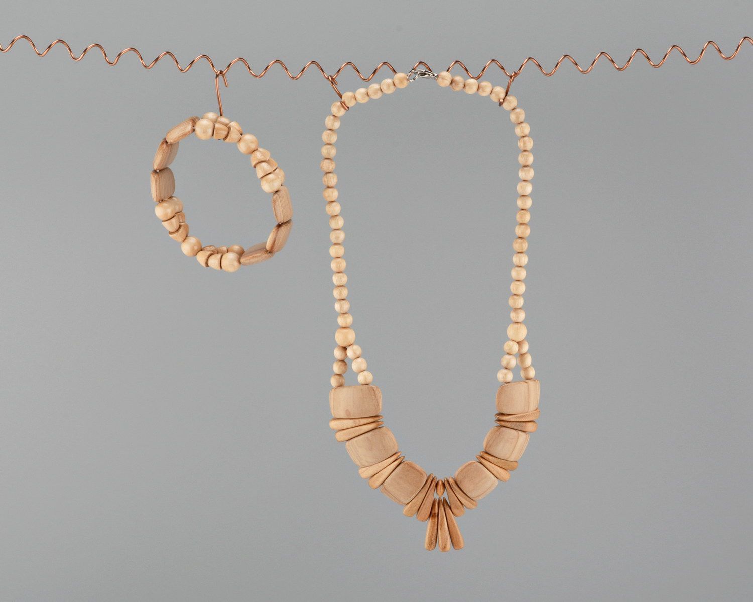 Halskette und Armband aus hellem Holz foto 2