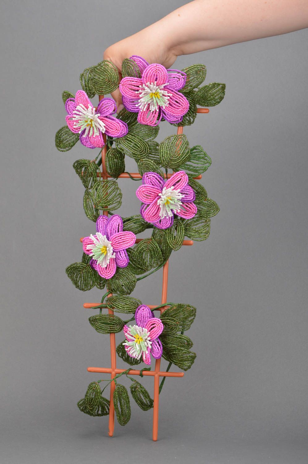 Цветы из бисера искусственные лилии ручной работы для настенного декора дома фото 3