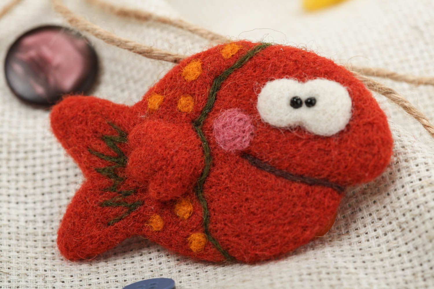Брошь-игрушка красная в виде рыбки в технике сухого валяния маленькая хэнд мейд фото 1