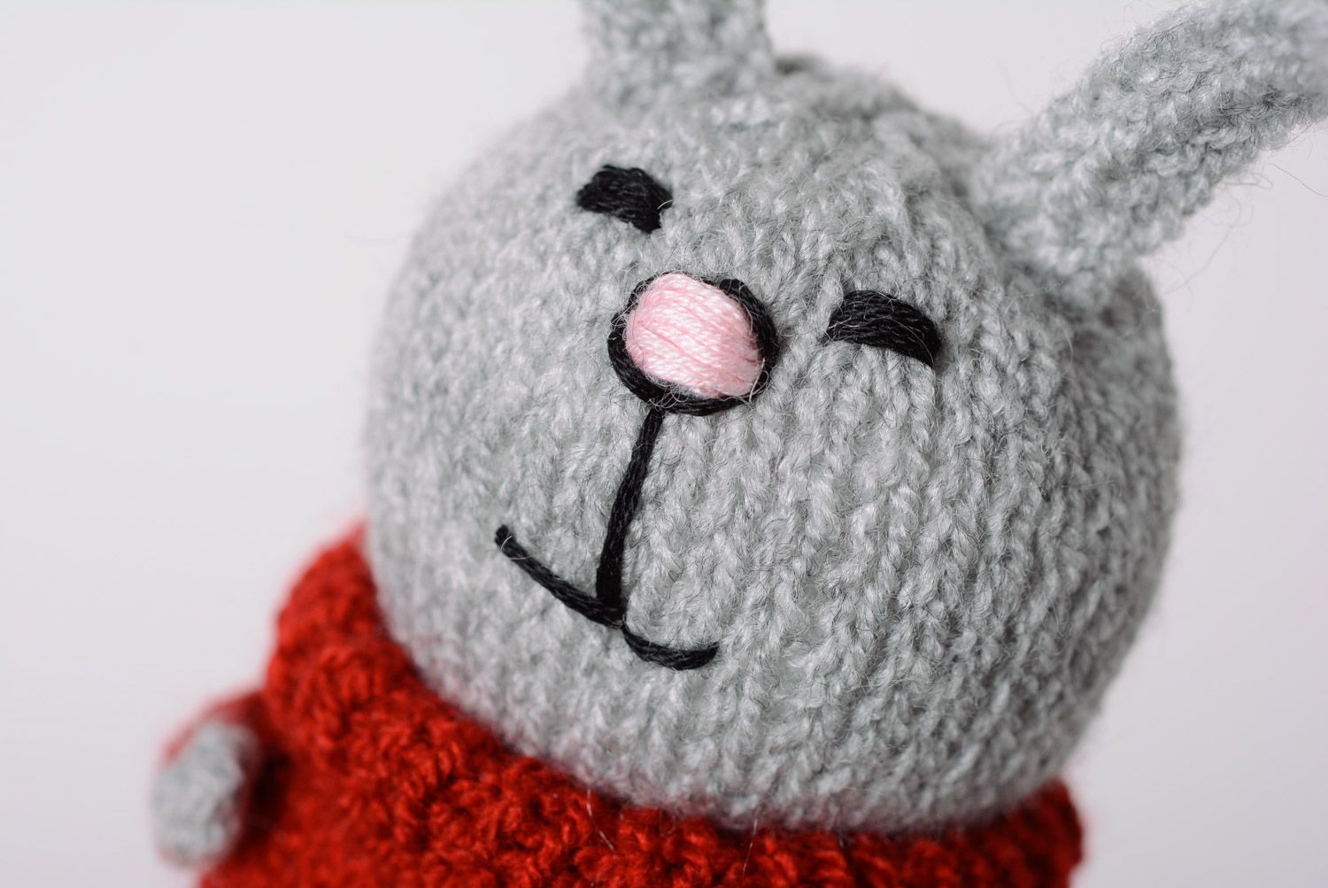 Kleines schönes gestricktes Kuscheltier Hase im rotem Pullover Designer Handarbeit foto 2