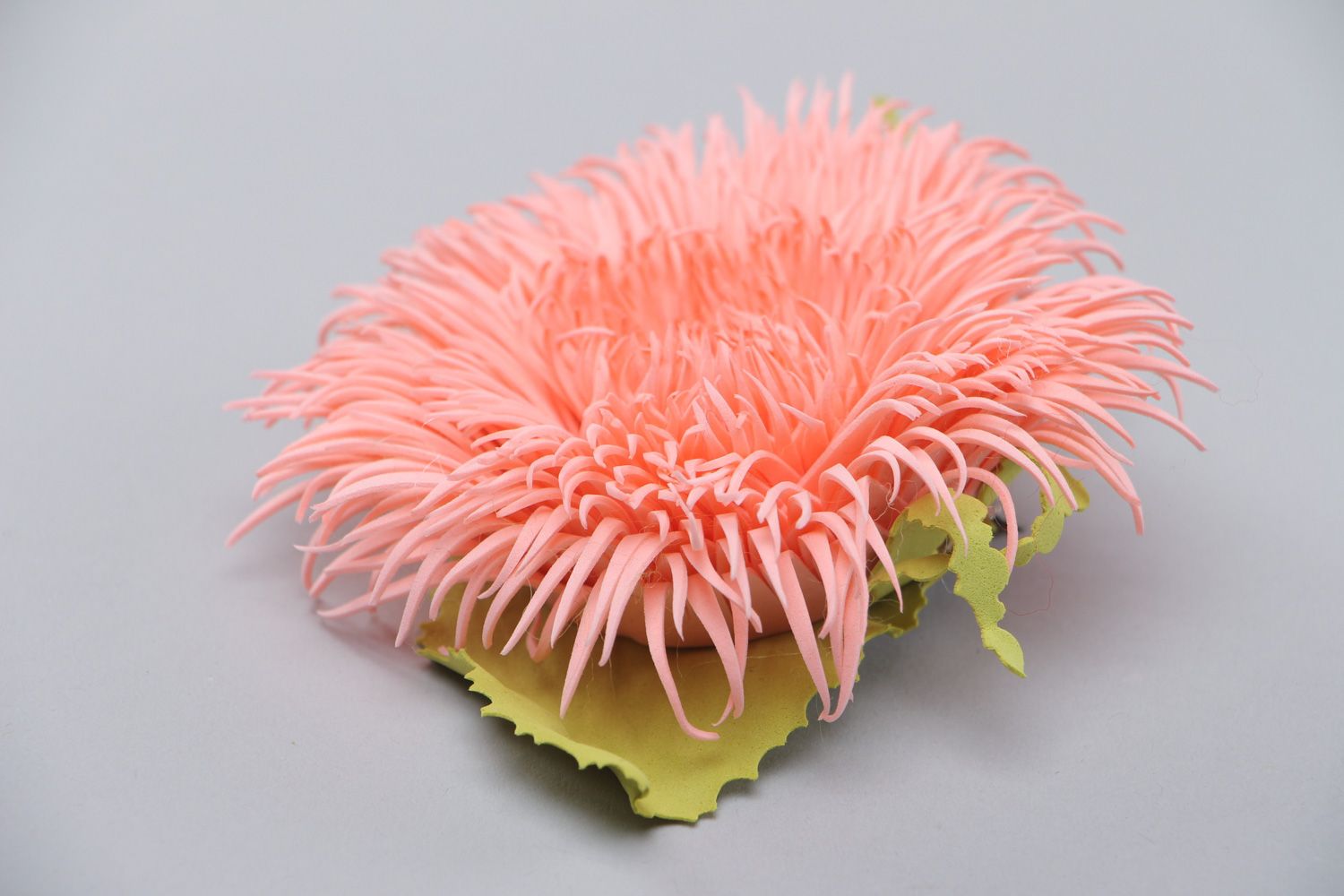 Rosafarbige handgemachte Brosche Haarklammer aus Foamiran in Form schöner Blume foto 2