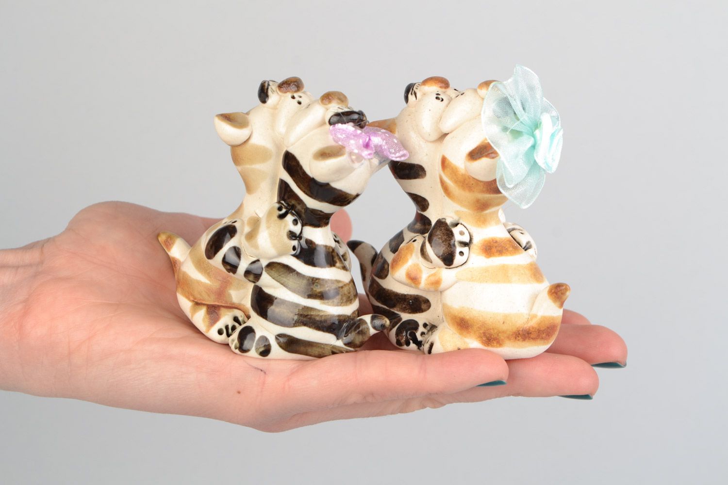 Набор миниатюрных керамических статуэток ручной работы Влюбленные коты 2 шт фото 2
