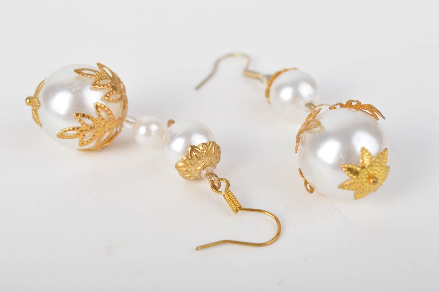 Boucles d'oreilles blanches Bijou fait main perles acryliques Cadeau femme photo 4