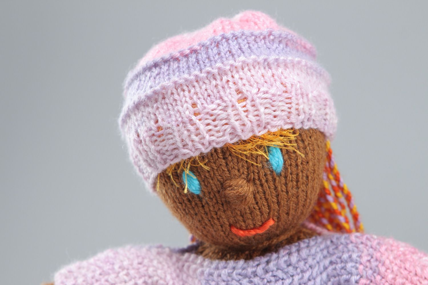 Jouet mou tricoté poupée afro-américaine en robe rose fait main pour fillette  photo 2