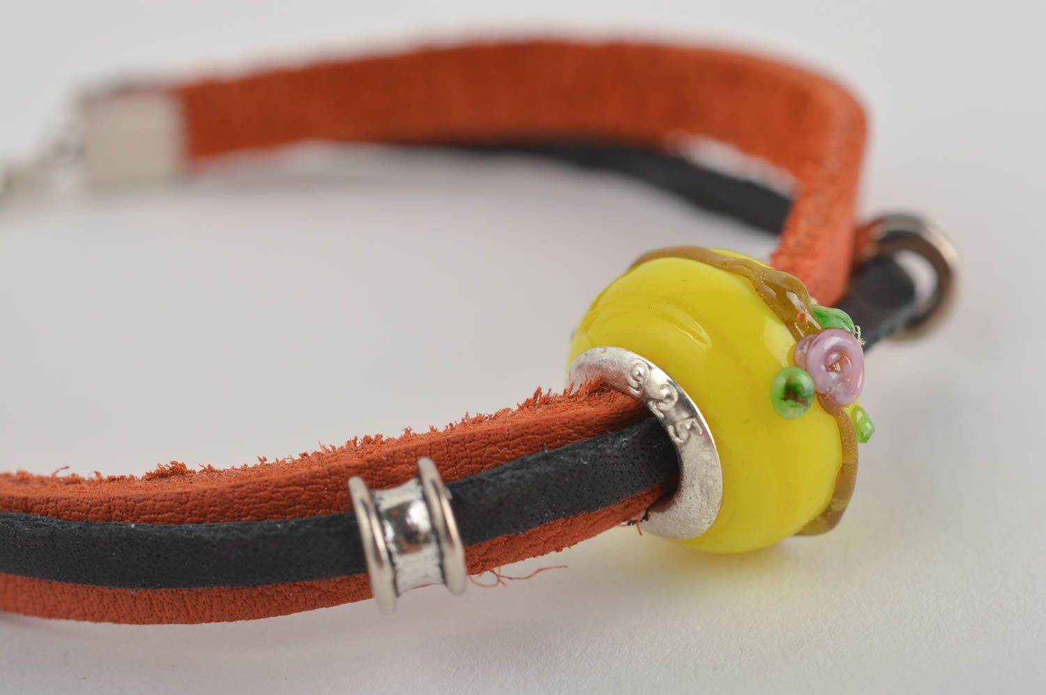 Handmade Designer Schmuck Leder Armband eng Accessoire für Frauen mit Perle foto 4