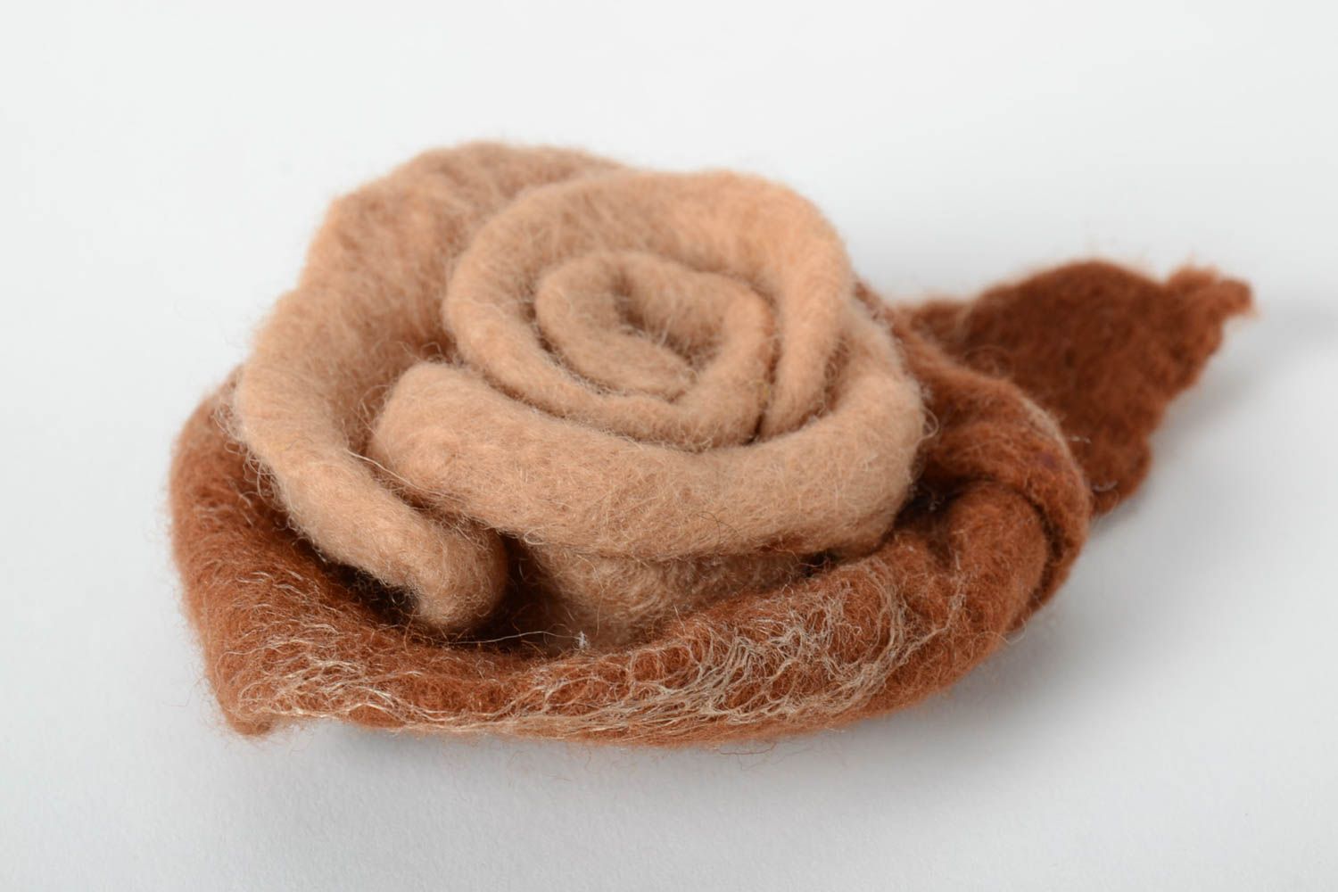 Braune Blume Brosche handgemachter Schmuck Accessoire für Frauen aus Wolle foto 5