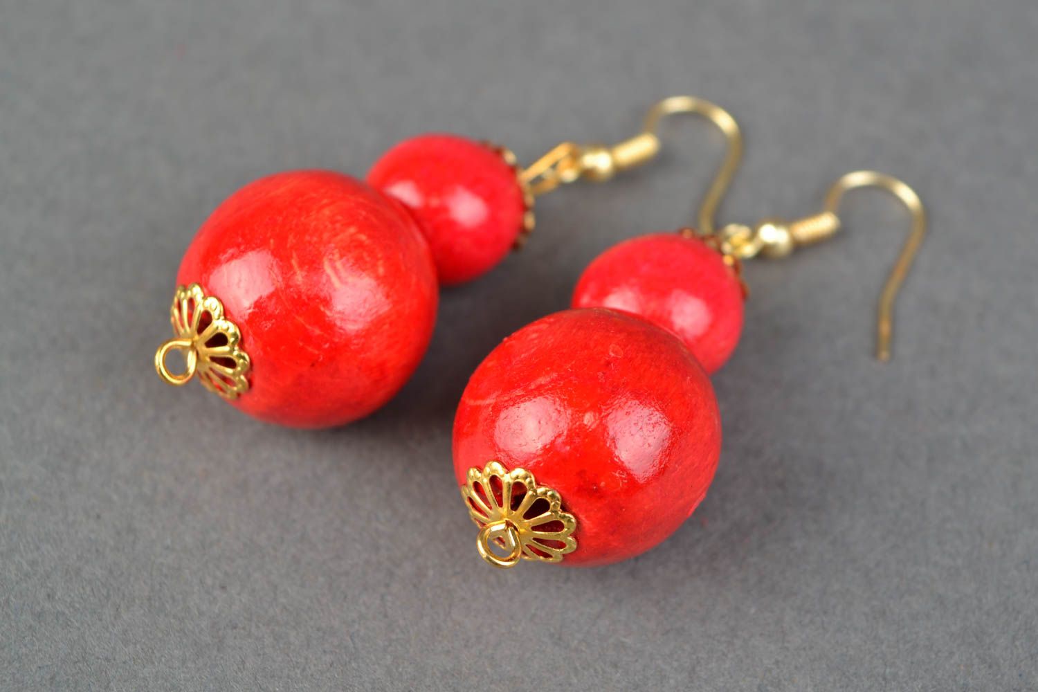 Boucles d'oreilles pendantes en bois rouges Obier faites main pour femme photo 4